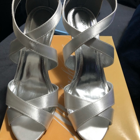 David’s Bridal crisscrossed sandal heels - Picture 2 of 4